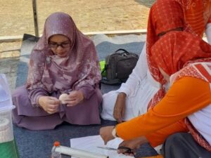 29. Baksos dan Sosialisasi Pilkada Hj. Iin Nur Fatinah (paling kiri) saat membuat kerajinan dari limbah rumah tangga