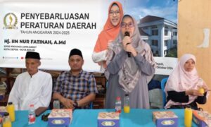 19. Penyebarluasan Perda Pesantren Hj. Iin Nur Fatinah, A.Md (berdiri) saat memaparkan materi sosialisasi