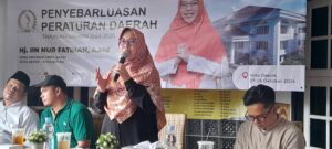 28. Sosialisasi Perda Desa Wisata Hj. Iin Nur Fatinah, A.Md (berdiri) saat menyampaikan paparannya