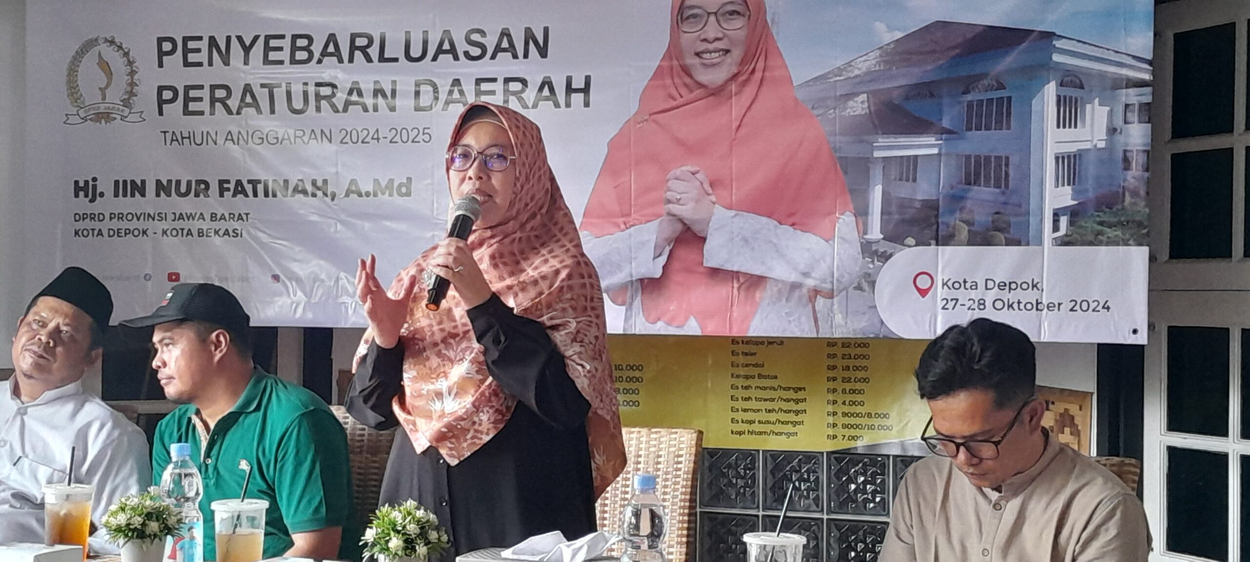 Hj. Iin Nur Fatinah, A.Md (berdiri) saat menyampaikan paparannya