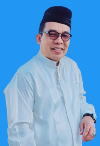 Dr Heri Peci MAdep Miring Latar Biru Laut