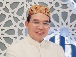 HERI SOLEHUDIN BLANGKON COKLAT BAJU PUTIH